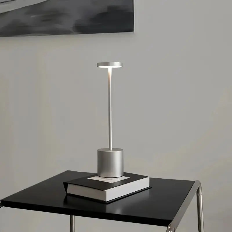 Lámpara decorativa de oficina con textura de metal cepillado, USB, práctica lámpara de escritorio, adecuada para dormitorios, comedores y salas de estar.