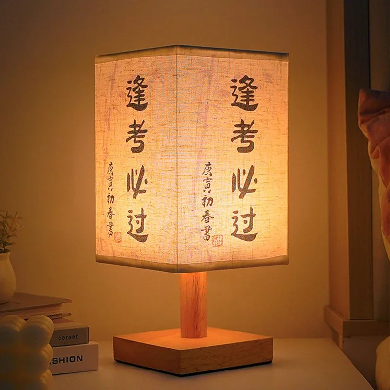 Lámparas de mesa decorativas LED de estilo chino simple, con enchufe regulable, luz nocturna de tela, lámpara cuadrada para dormitorio