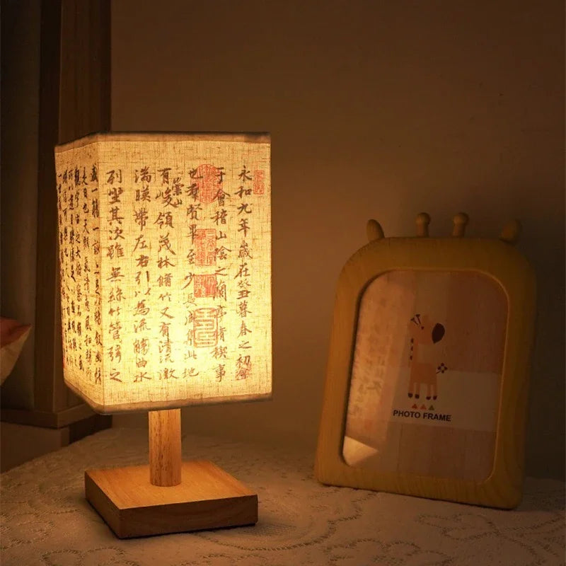 Lámparas de mesa decorativas LED de estilo chino simple, con enchufe regulable, luz nocturna de tela, lámpara cuadrada para dormitorio